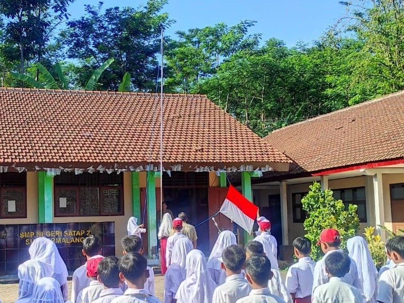 Upacara Bendera Setiap hari Senin di SD Negeri 1 Taman